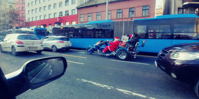 Rénszarvasszán helyett motoron érkezik a Mikulás
