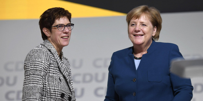 Merkel bábja lett a CDU új elnöke, marad a migránspárti politika