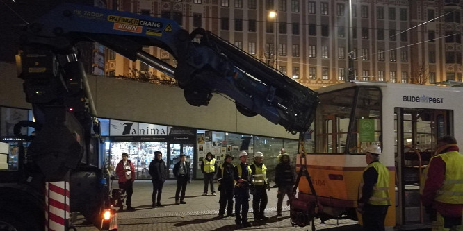 Gördeszka miatt kisiklott villamos - a rendőrség őt keresi