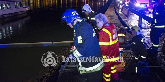 Lezuhant egy fiatal nő a budai rakpartról - videó