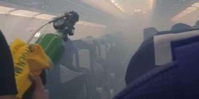Füst töltötte meg a repülő utasterét – videó