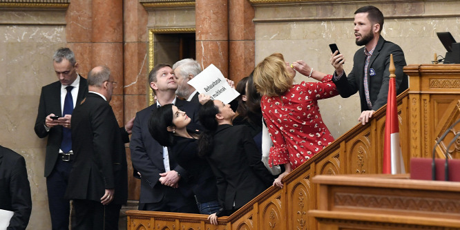 Lipótmezőt csinál az ellenzék a parlamentből