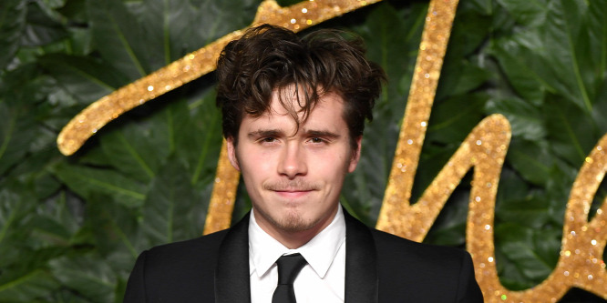 Brooklyn Beckham ruha nélkül fekszik az ágyban barátnőjével – Fotó