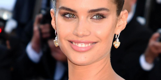Sara Sampaio modell átlátszó felsője alá elfelejtett melltartót húzni: fotó (18+)