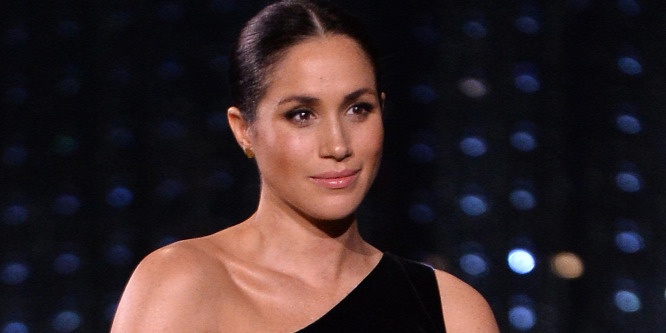 A kommentelők szerint Meghan hercegné direkt tartja kezeit terhes pocakján