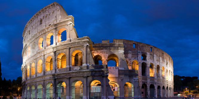 Megszigorítják a Colosseum őrzését, miután egy magyar turistát kaptak vandalizmuson