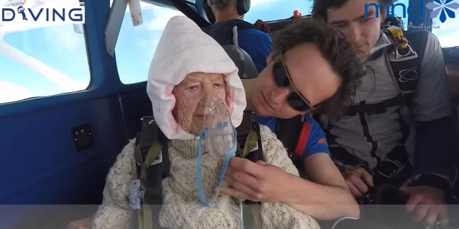 102 évesen vállalta be az ejtőernyős ugrást egy néni: videó