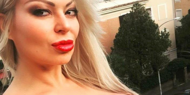 Kilóg a melle a szemérmetlenül pózoló Monique Covetnek - (18+)