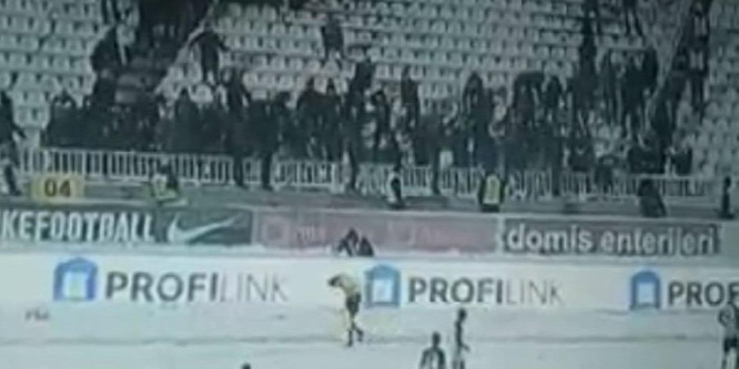 A belgrádi fociszurkolók hógolyózáport zúdítottak a partjelzőre - videó