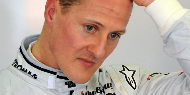 Mentőautóval egy párizsi kórházba szállították Michael Schumachert