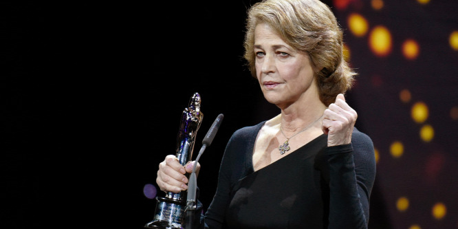 Charlotte Rampling kapja a Berlinale Arany Medve-életműdíját