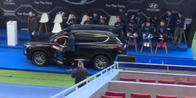 Jót szórakoztak az autóval bénázó társukon az Atlético focistái - videó