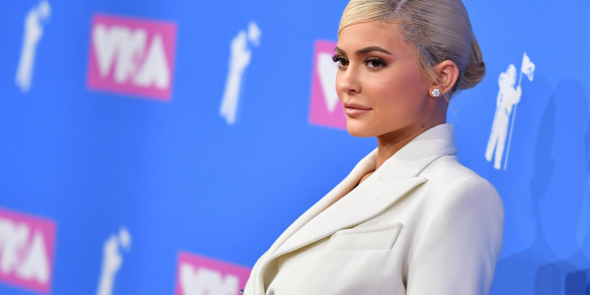 Megvillantotta dekoltázsát Kylie Jenner – fotó