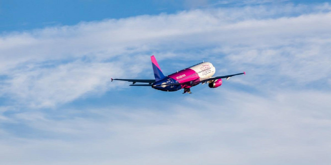 Erőszakos, agresszív utas miatt fordult vissza egy Wizz Air gép Ferihegyre