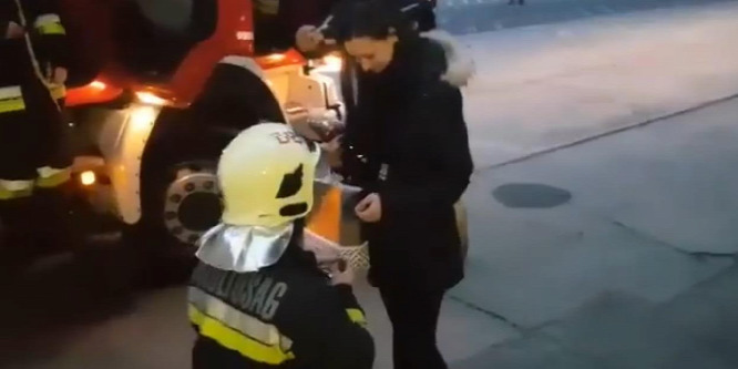 Tűzoltóállomáson kérte meg barátnője kezét az őrmester - videó