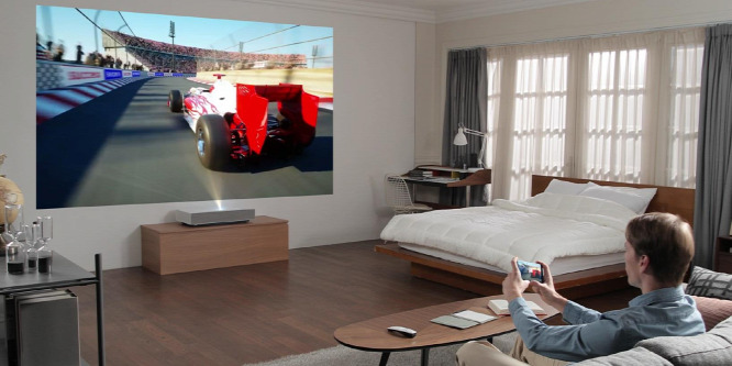 5 centiről vetít 4K képet a falra az LG projektora