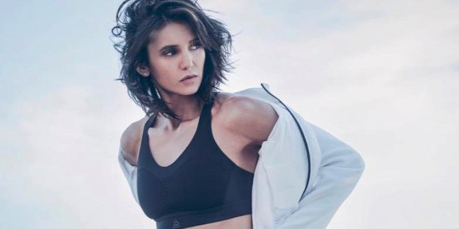 Nina Dobrev teljesen megvadult egy bárban: felült a mbikára