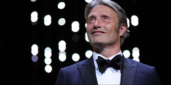 Mads Mikkelsennek jegesmedvével gyűlik meg a baja az Északi-sarkon - videó