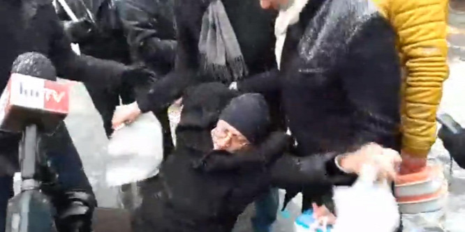 Balhéba fulladt Gyurcsány pártjának sajtótájékoztatója