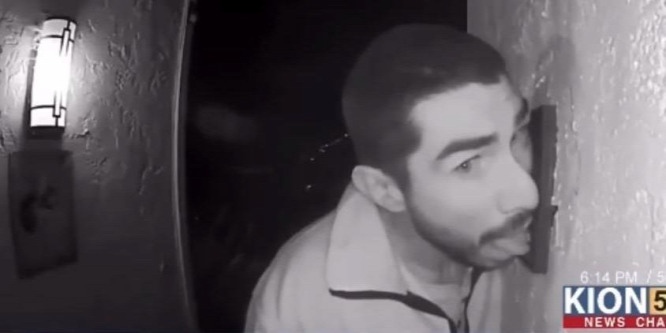 Az év perverziója: órákon át nyalta az ajtócsengőt egy férfi - videó