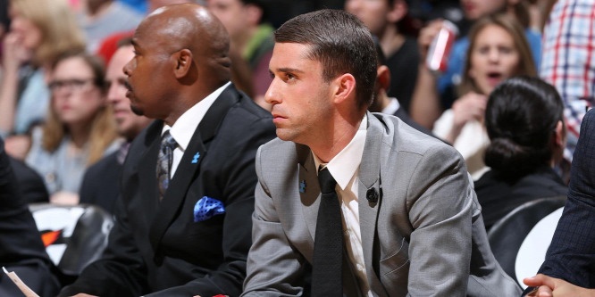 NBA: megnyerte első meccsét az edző, aki fiatalabb néhány játékosánál