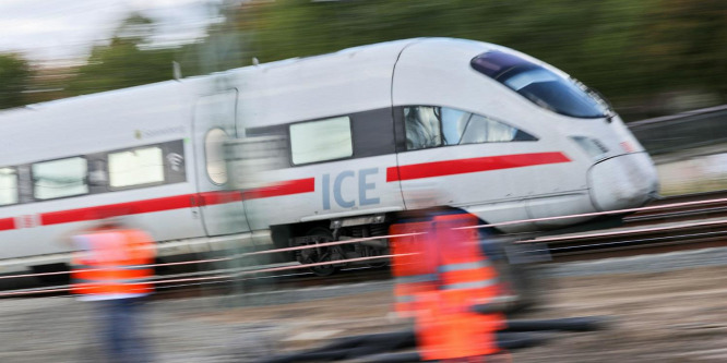 Olyan részeg volt egy mozdonyvezető, hogy elfelejtett megállni egy állomáson