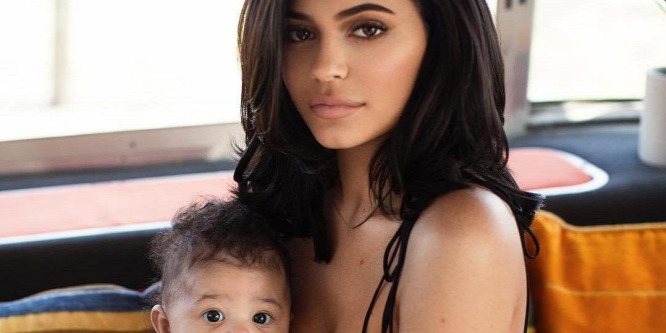 Kylie Jenner kislánya még alig tud járni, de máris milliókat érő táskái vannak