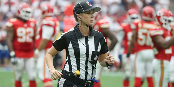 Sporttörténelmet írt, ő lett az első női bíró NFL playoff mérkőzésen