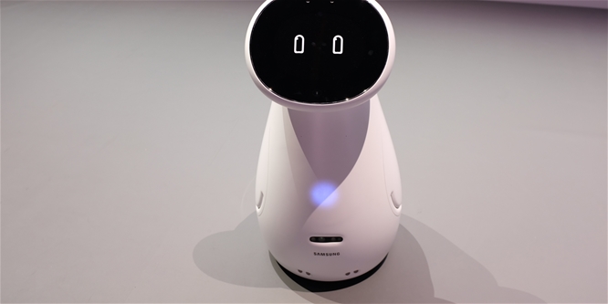 Pincérkednek, csomagot visznek, eligazítanak - támadnak a robotok!
