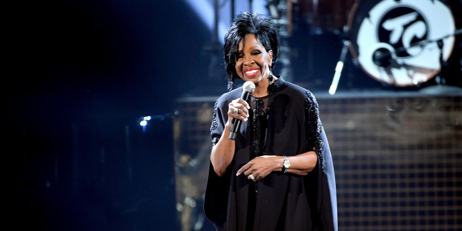 Gladys Knight énekli az amerikai himnuszt a Super Bowlon