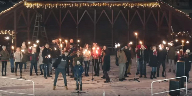Tanárok és tanulók együtt éneklik a We Are The World című számot