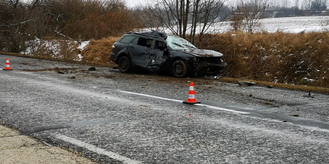 Szalagkorlátnak ütközött egy autó az 1-es főúton, három gyerek megsérült