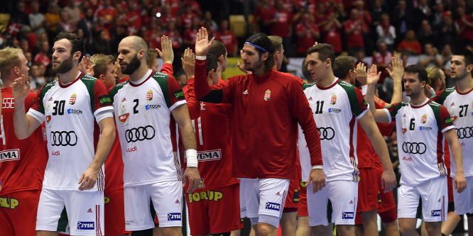 Záródik az olimpiai kapu a magyar férfi kézilabda-válogatott előtt