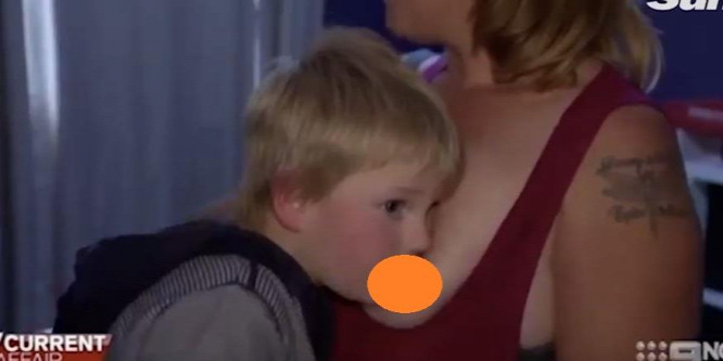 Pedofilnak tartják az anyát, aki még mindig szoptatja 7 éves gyerekét