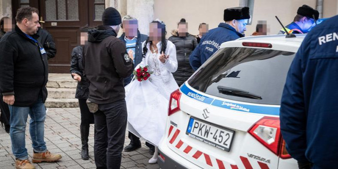 Szentesen a városháza előtt várták a rendőrök a nősülő bűnözőt
