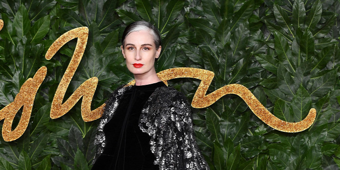 Erin O'Connor modell nyolc hónapos terhesen vonult a párizsi divathét kifutóján