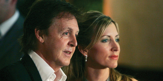 Sir Paul McCartney felhagyott a hajfestéssel, ősz hajjal hódít