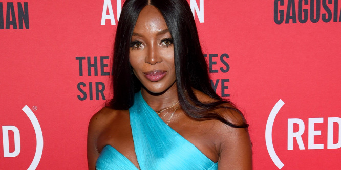 Naomi Campbell egy régi szexi fotón mutatta meg hosszú combjait – fotó