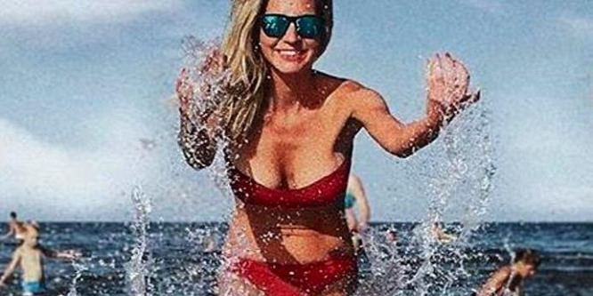A bikiniben jógázó, majd eldőlő Végh Judit megér pár pillantást