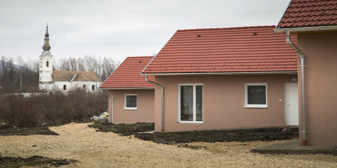 Brüsszel nyíltan zsarolja és büntetné a bevándorlásellenes országokat