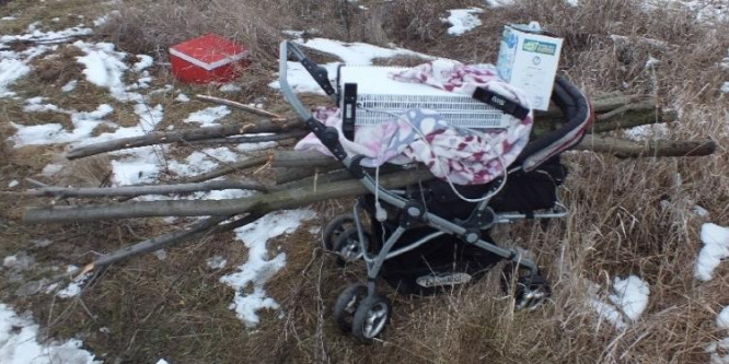 Babakocsin tolta a lopott holmit egy kömlői nő