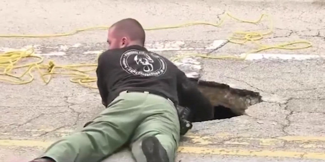 Azt hitték, víznyelő, de amit a rendőrök találtak, arra senki nem számított - videó