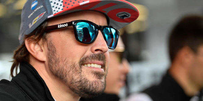 Pályára lépett Alonso csapatának első versenyautója