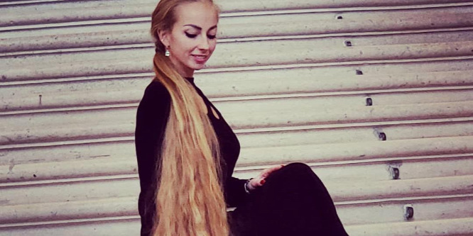 Így néz ki Alena Kravchenko haja: 28 éve nem vágatta le – fotó