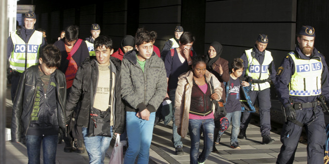 V4NA: Nem bír el a svéd rendőrség a migránsokkal