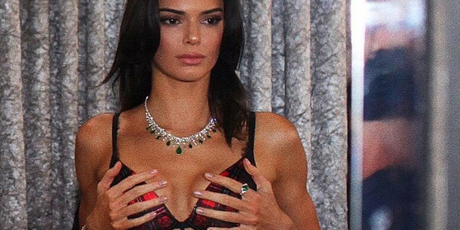 Teljesen meztelen új fotóján a Kardashian lányok féltestvére