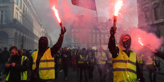Baloldali anarchisták, iszlamisták zavarják a sárgamellényes tüntetéseket