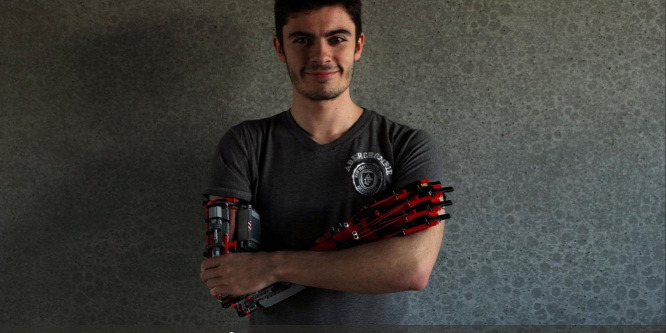 Legóból készített magának robotműkart egy spanyol fiú