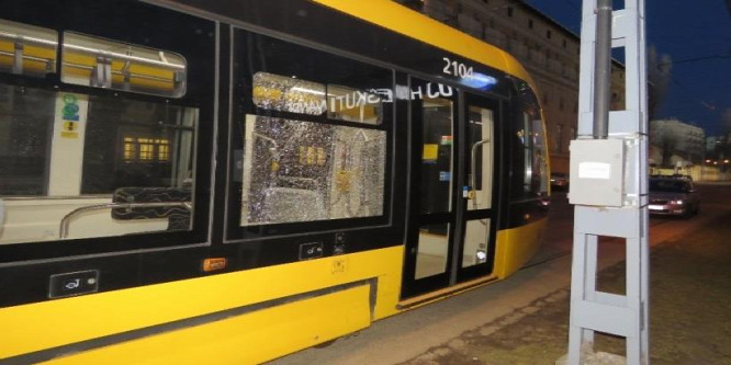 Őrizetben a villamoson garázdálkodó férfi