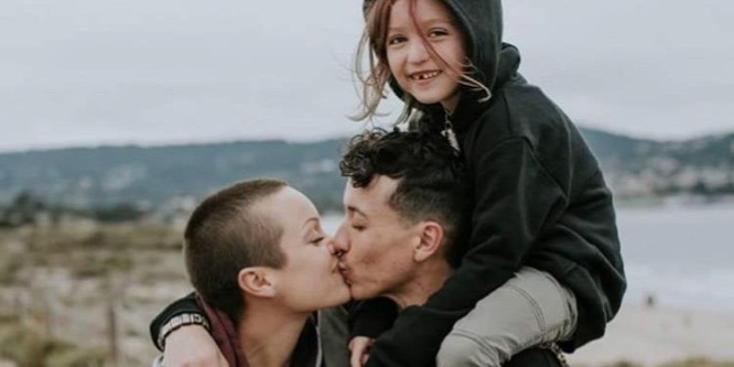 Transznemű apa és gender-fluid anya neveli a hétéves Claire-t